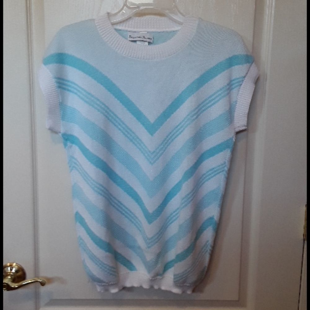 💚💛💜💙 Separate Scene Sweater.  Pretty! Medium. Aqua Blue and White.